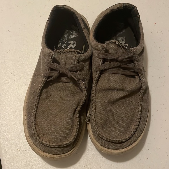 Slip on shoes not hey dudes. Laces to tighten for better fit. Size 10.5. - Picture 3 of 4